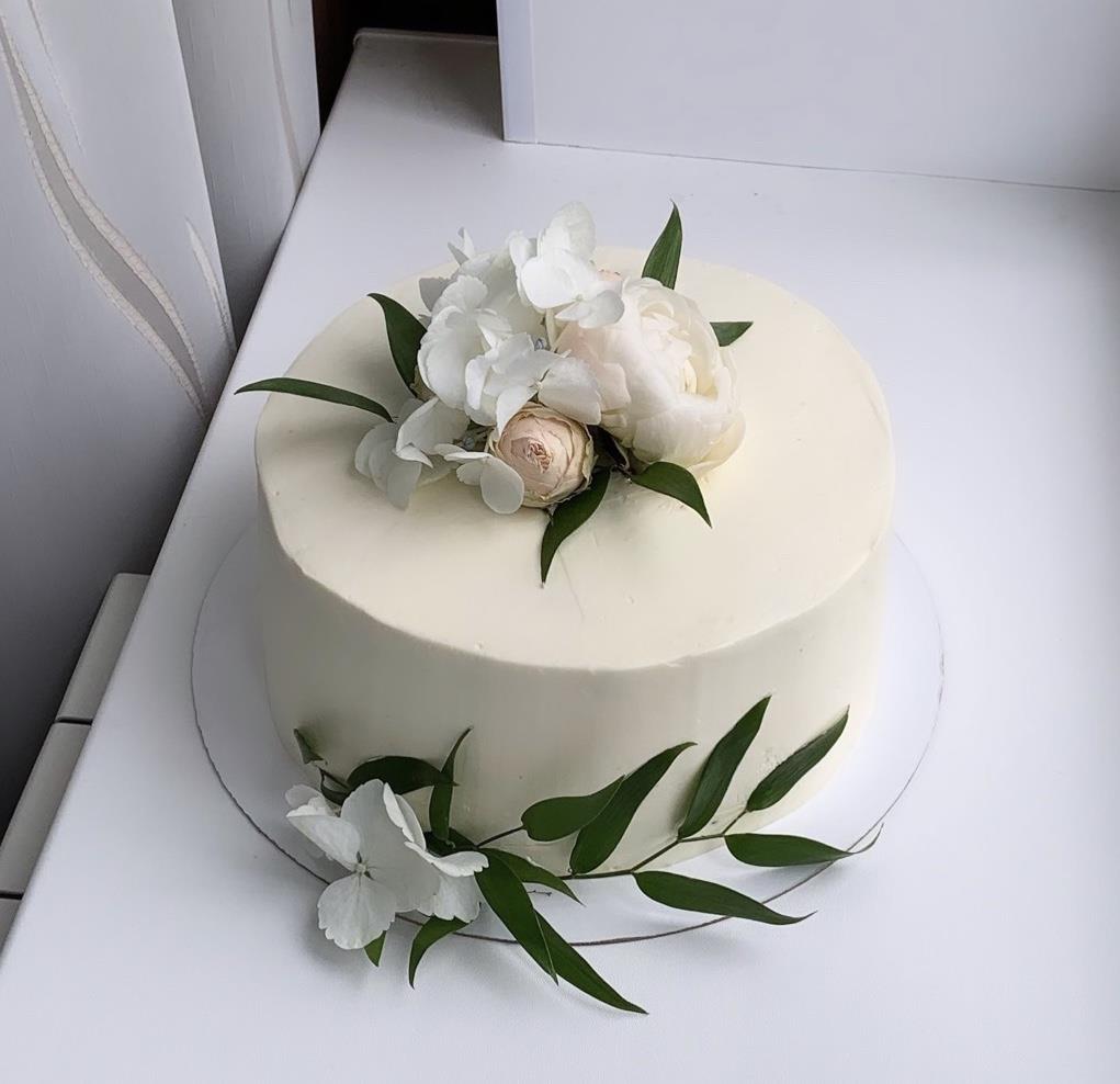 Свадебный торт с живимы цветами