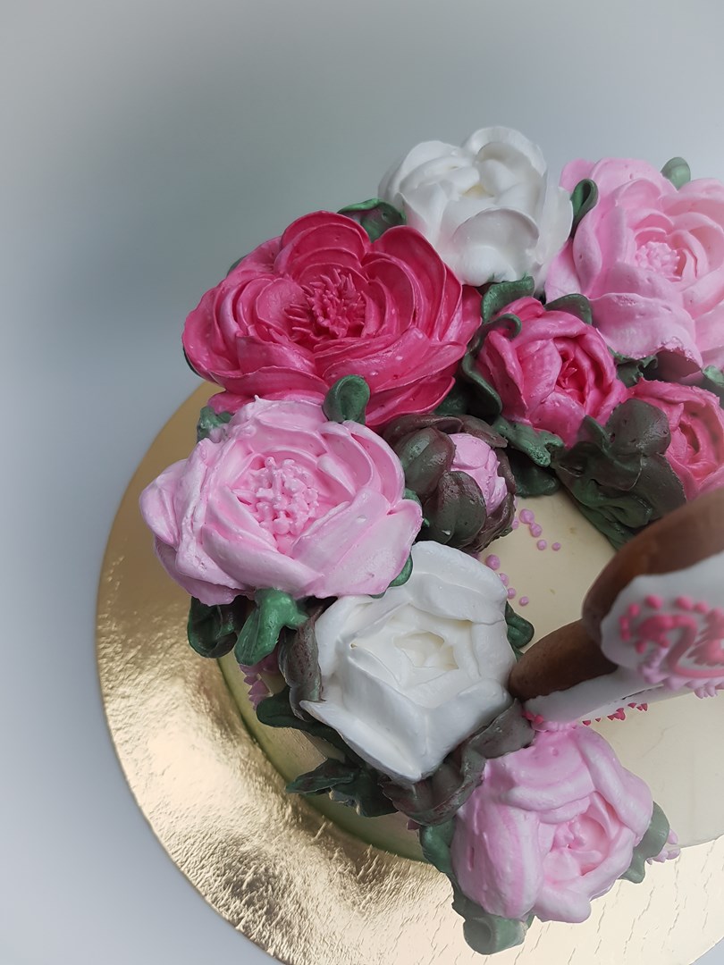 Торт медовый с кремовыми цветами