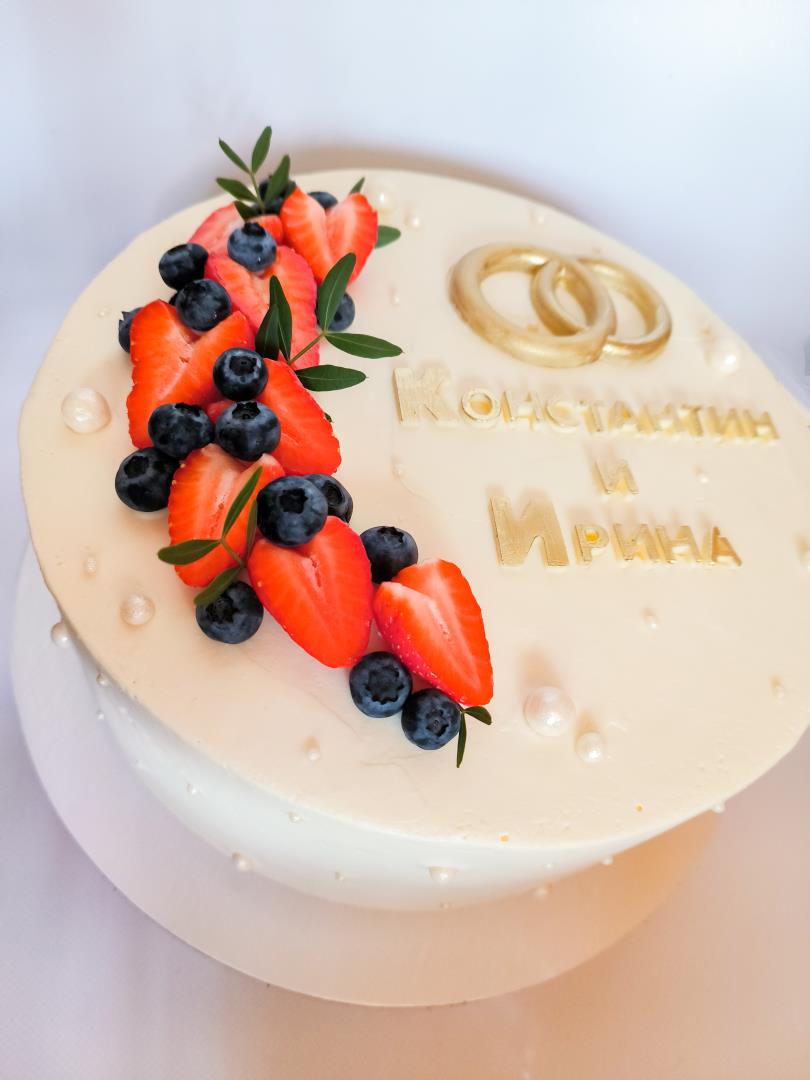 Свадебный торт со свежими ягодами и жемчужинками