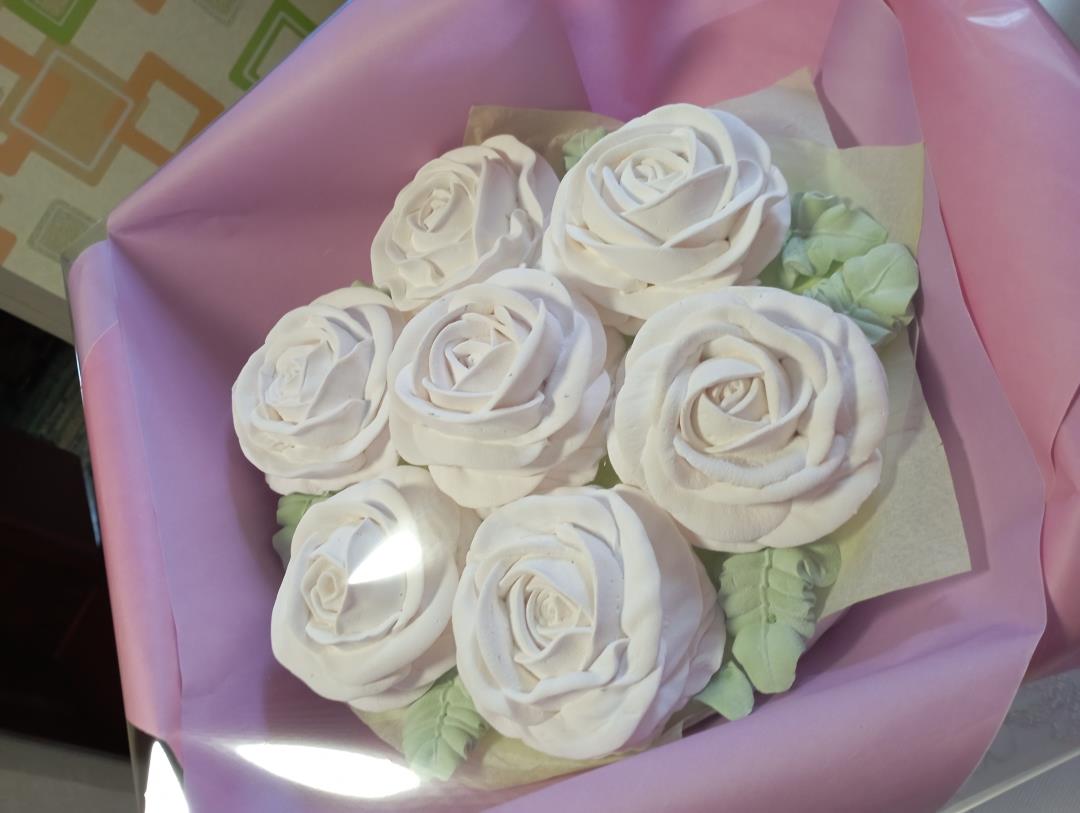 Букет белых роз,диаметр 30 см.