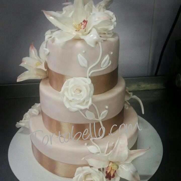 Бежевый свадебный торт