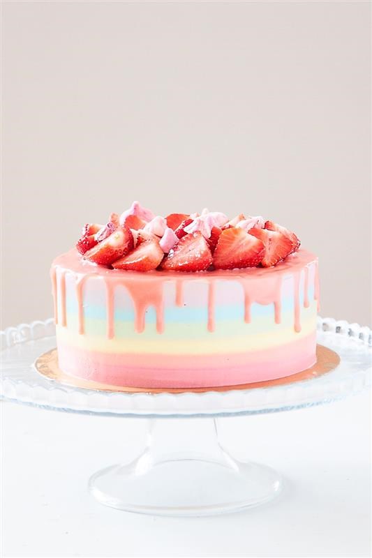 Торт нежная радуга с ягодами