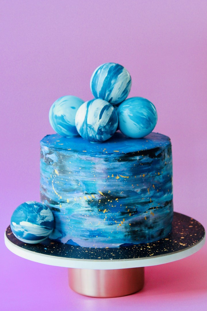 Торт в стиле КОСМОС с шоколадными шарами