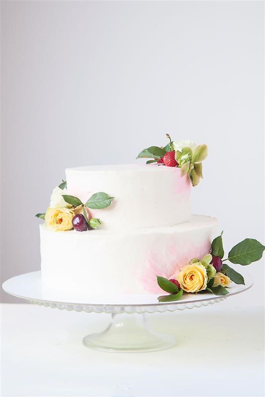 свадебный торт с желтыми розами и ягодами