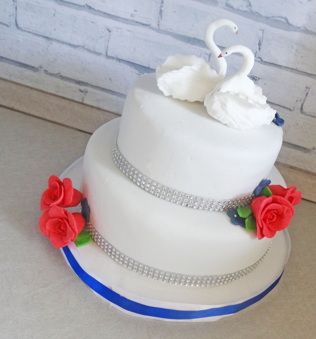 Свадебный торт с розами и лебедями