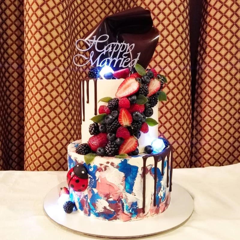Торт на свадьбу с ягодами