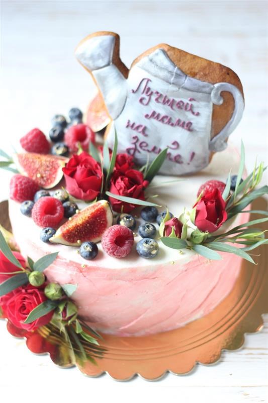 Торт с декором из цветов и ягод