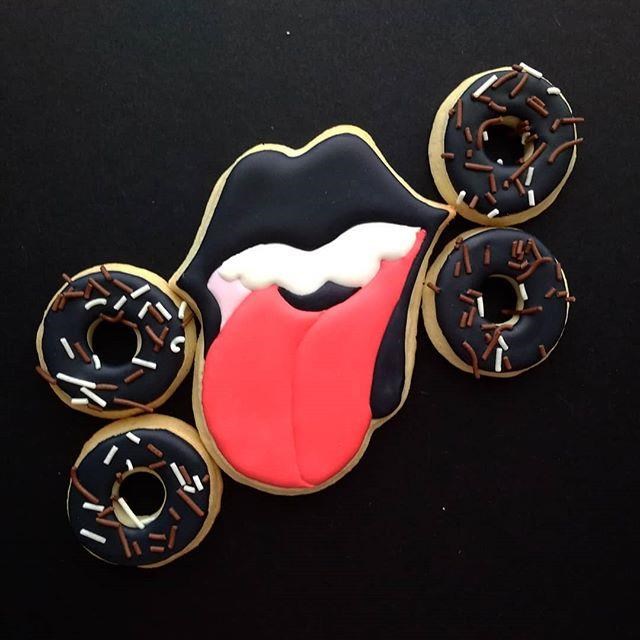 Печенье в форме Rolling Stones в черном цвете