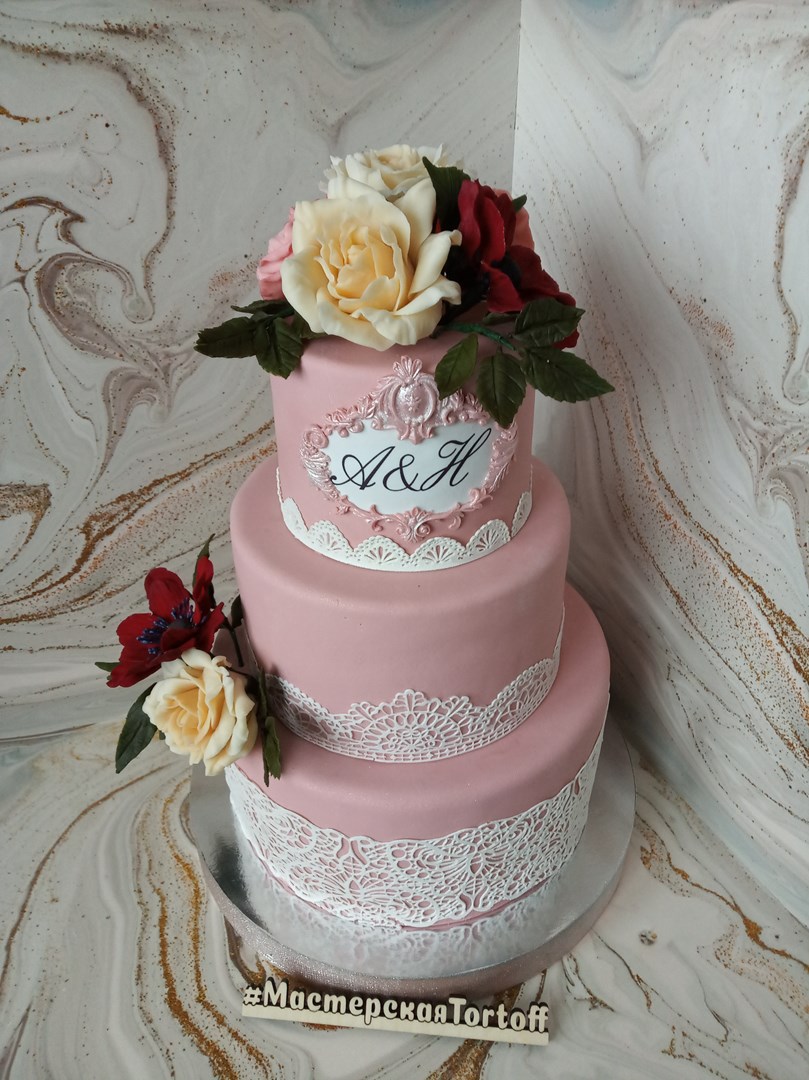 Торт свадебный с цветами из пластичного шоколада