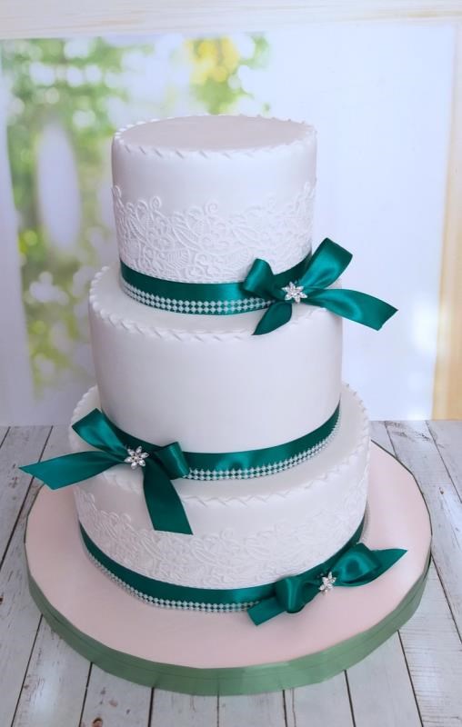 Свадебный торт с изумрудными лентами