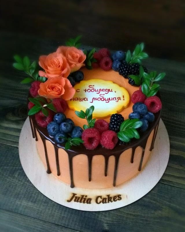 Торт с ягодно-цветочным декором