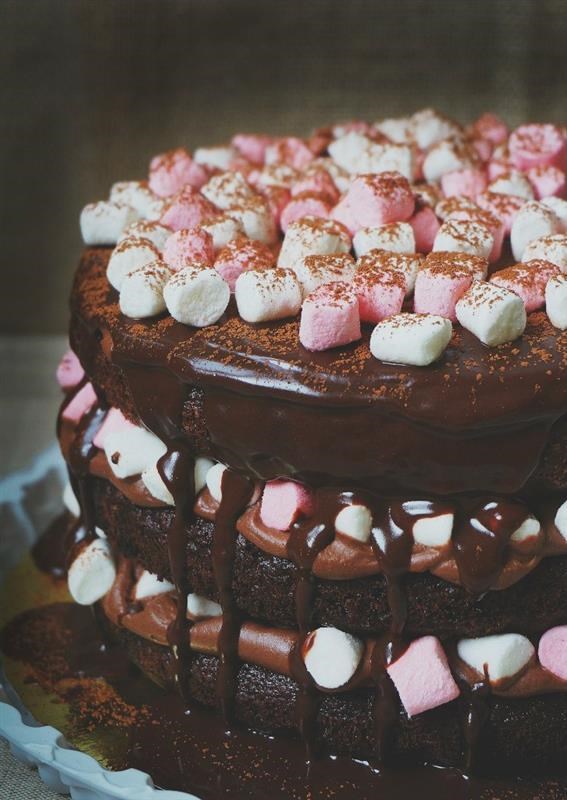 Шоколадный торт с шоколадным кремом и маршмеллоу