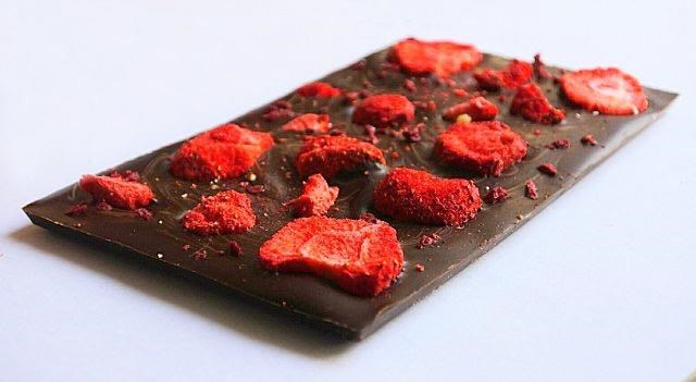 Темный шоколад с клубникой и лечными ягодами