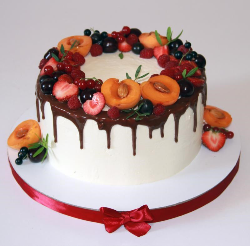 Торт украшенный ягодами 2,5 кг