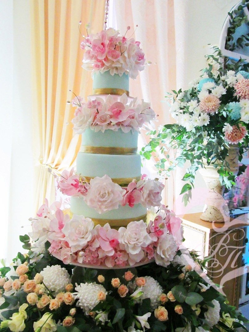 Цветущий свадебный торт