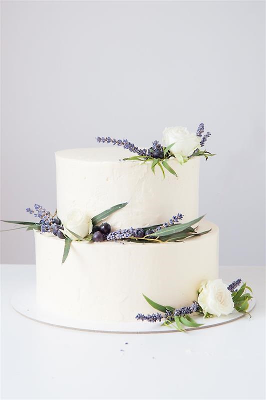 Свадебный торт с лавандой и голубикой