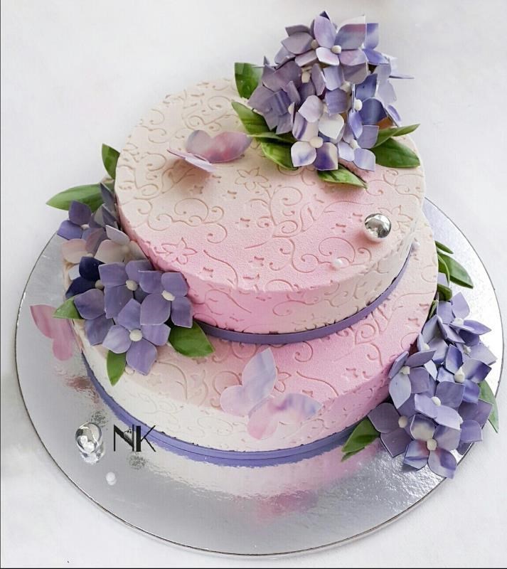 Свадебный торт с шоколадными гортензиями и бабочками.