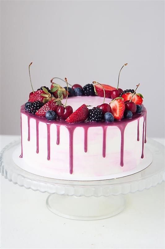 Бордовый торт с ягодами
