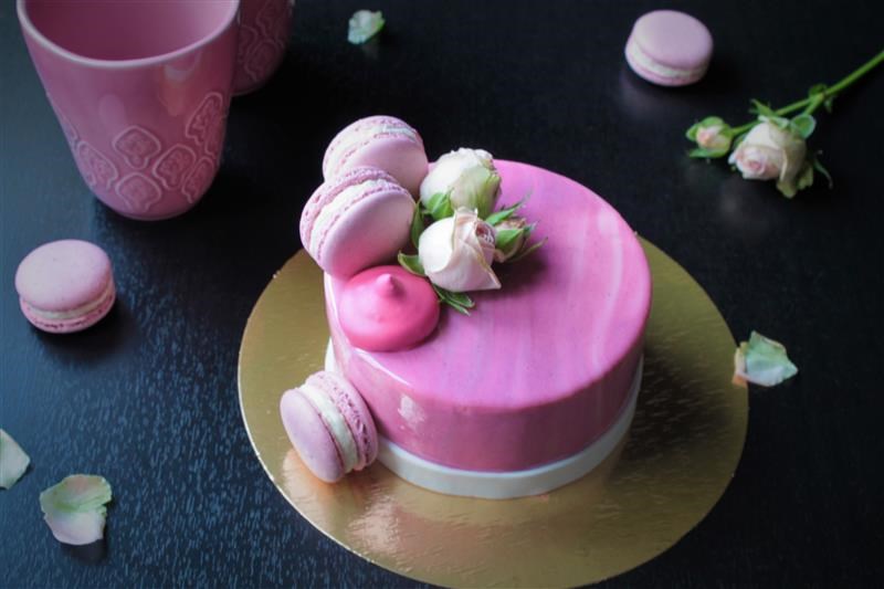 Клубничный муссовый торт с розовым шампанским