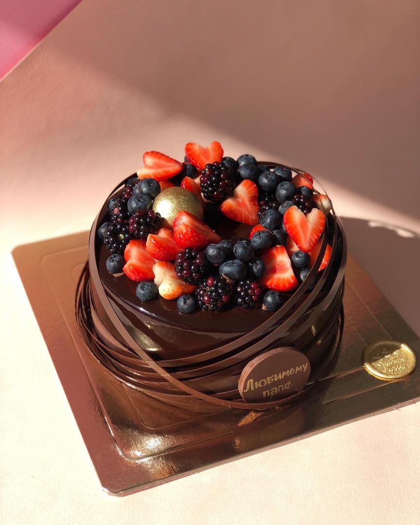 Муссовый торт с шоколадными поясками и  пышным ягодным венком
